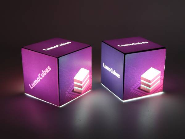 Bedruckbare LED-Leuchtwürfel LumoCubes mit individuellem Logo oder Motiv.