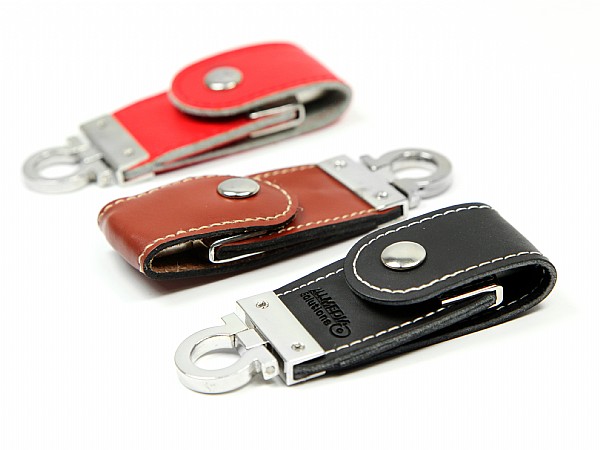 Drei stilvolle USB-Sticks mit Lederhülle in Rot, Braun und Schwarz, ideal für individuelles Branding und Werbung.