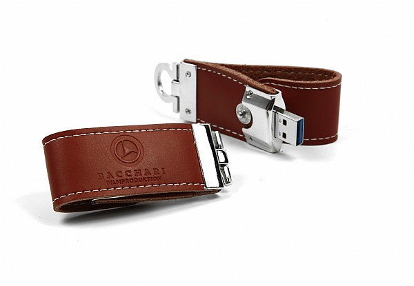 USB-Stick mit braunem Ledergehäuse und individueller Prägung, ideal für Firmenlogos und personalisierte Werbung.