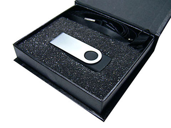USB-Stick in edler Magnetbox, ausgestattet mit einem individuell bedruckbaren Logo-Bereich für gezielte Werbung.