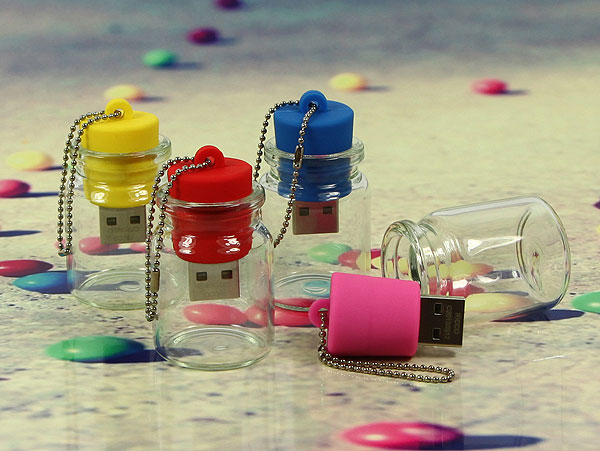 USB-Stick in Flaschenpost-Design, erhältlich in bunten Farben mit Platz für individuelle Logo-Gestaltung.