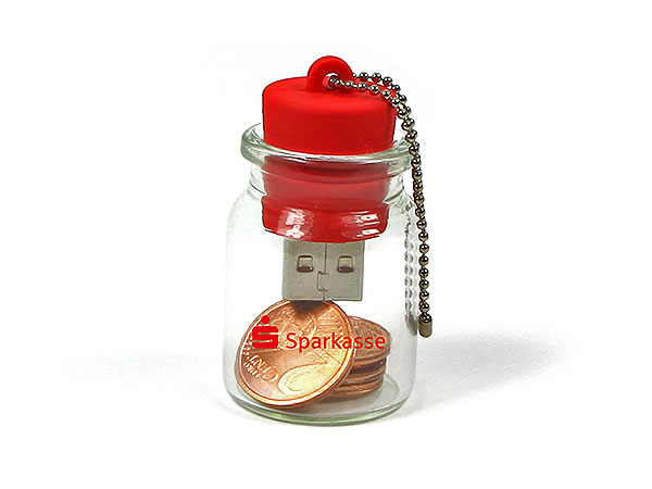 USB-Stick im Glasflakon mit rotem Deckel und Platz für individuelle Logos, dekoriert mit Münzen im Inneren.
