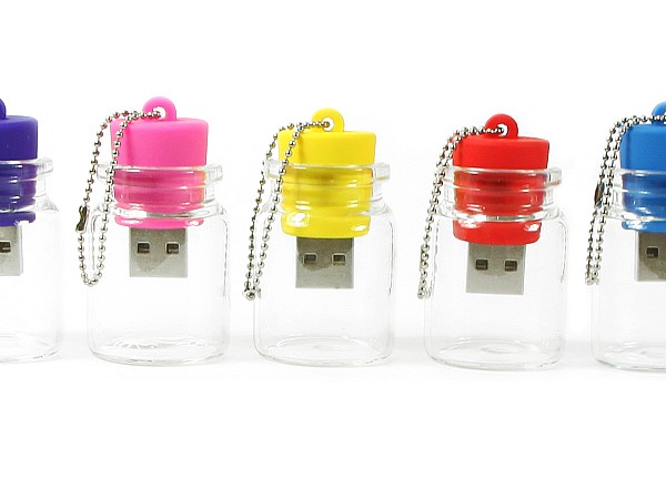 USB-Sticks im Flaschenpost-Design, farbenfrohe Kappen und Platz für individuelles Branding. Ideal für kreative Werbeaktionen.