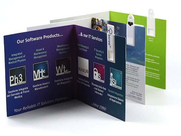 USB-Klappkarte mit integriertem USB-Stick, bedruckt mit Informationen zu Softwarelösungen und Dienstleistungen.