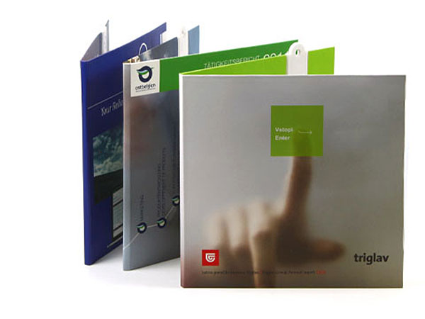 USB-Klappkarte mit verschiedenen Designs und individualisierbarem Bereich für Logos und Werbebotschaften.