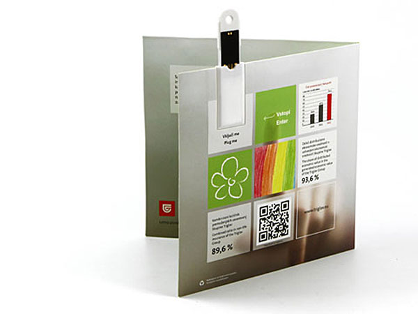 USB-Klappkarte in eleganter Präsentation, individuell bedruckbar, ideal für Marketing und Promotions.