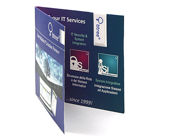 Faltkarte mit integriertem USB-Stick, individuell bedruckbar für IT-Dienstleistungen und Unternehmenspräsentationen.