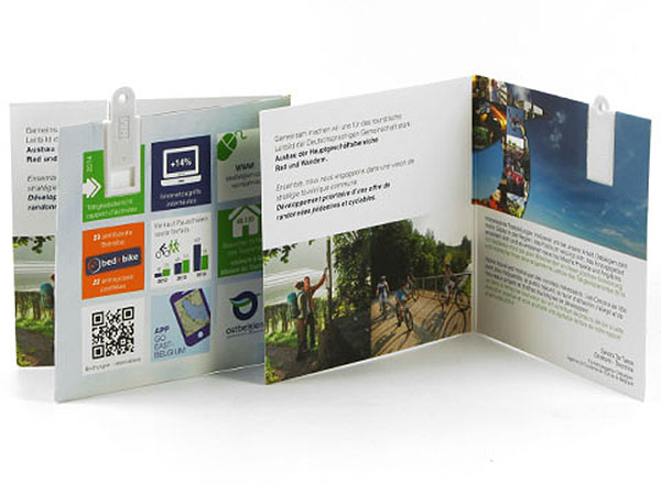 USB-Klappkarte mit individuellem Druck und integriertem USB-Stick für kreative Präsentationen und Werbezwecke.
