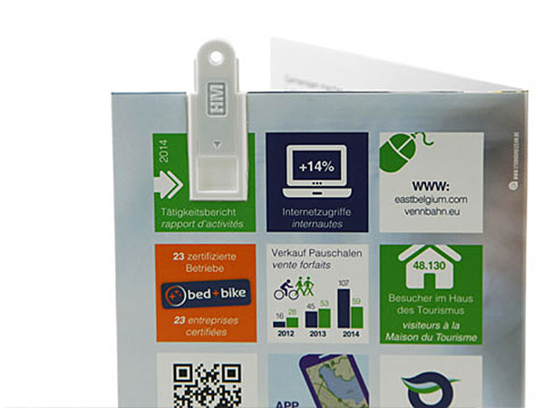 USB-Klappkarte mit integriertem USB-Stick, dreifach gefaltet und bedruckbarem Logo-Bereich für individuelle Designs.