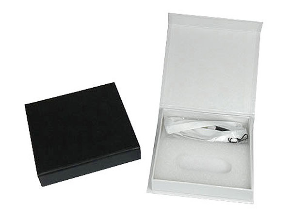 Weiße Magnetbox mit schwarzem Deckel, ideal für die Präsentation von Werbeartikeln oder USB-Sticks.