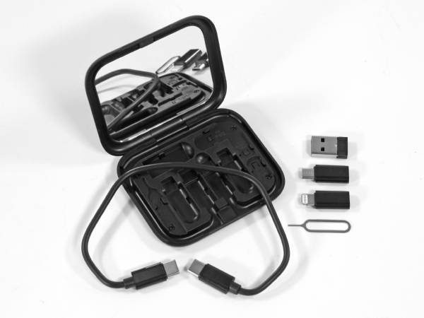 Adapter-Set mit Spiegel und verschiedenen USB-Sticks für mobilen Datenaustausch und individuelle Werbung.