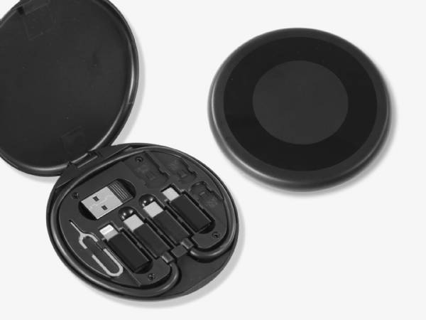 Adapter-Set in schwarzer Kompakthülle mit verschiedenen Anschlüssen für USB-C, Micro-USB und Lightning. Ideal für mobile Geräte.