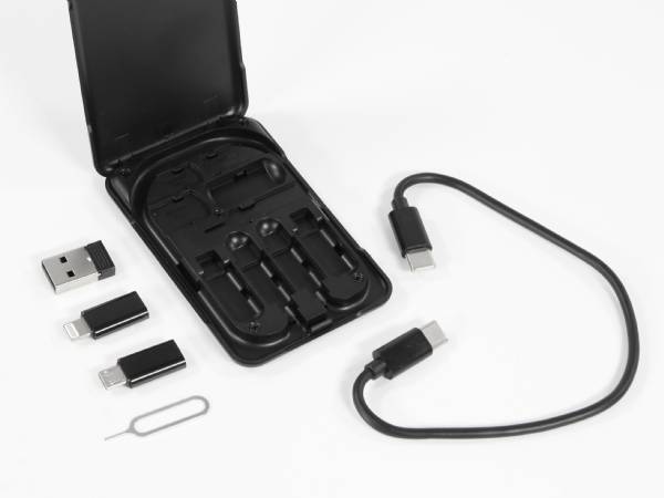 Adapter-Set mit USB-Stick, Lightning- und Micro-USB-Anschluss sowie Lade- und Sim-Karten Werkzeug in praktischem Gehäuse.