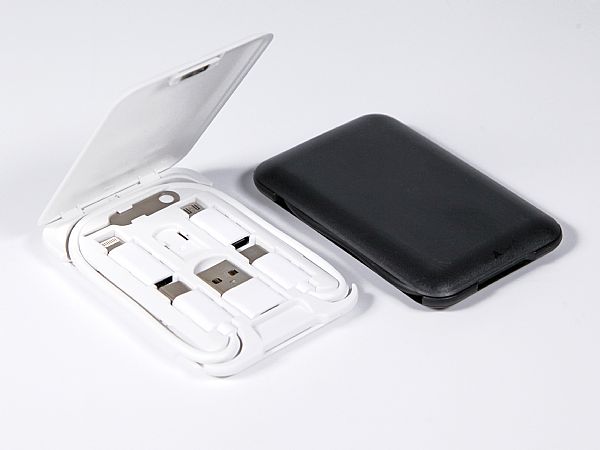 Ladegerät-Set in praktischer Box mit verschiedenen Anschlusskabeln für Smartphones und Tablets. Ideal für unterwegs.