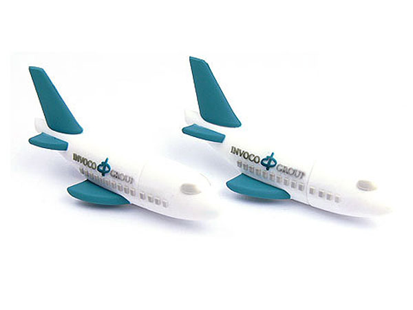 USB-Stick in Form eines Flugzeugs mit Platz für individuelles Logo-Design und attraktivem blau-weißen Farbkonzept.