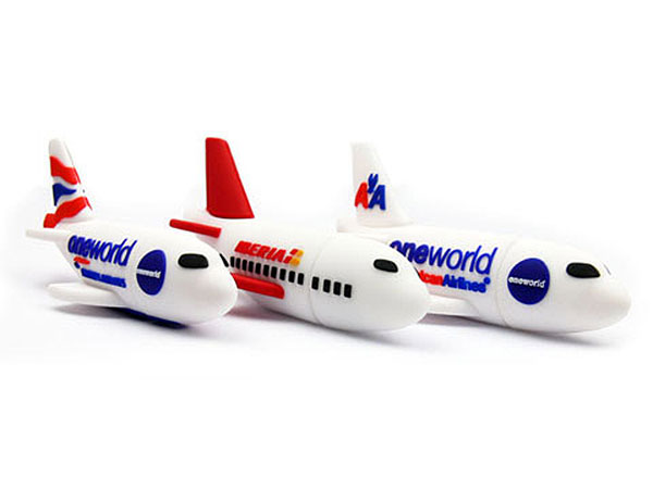 USB-Stick in Form eines Flugzeugs mit individuell bedruckbarem Logo-Bereich und verschiedenen Airline-Motiven.
