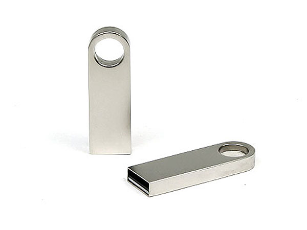 Eleganter USB-Stick in Silber mit praktischem Loch für Schlüsselanhänger und Platz für eine individuelle Logo-Gestaltung.