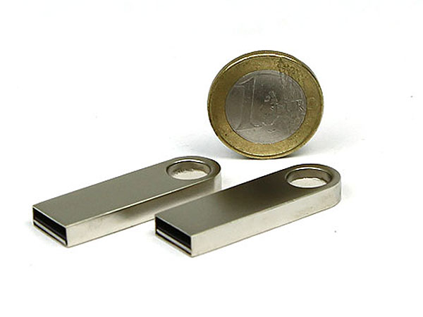 Zwei schlanke, silberne USB-Sticks neben einem 1-Euro-Stück, geeignet für individuelles Branding.