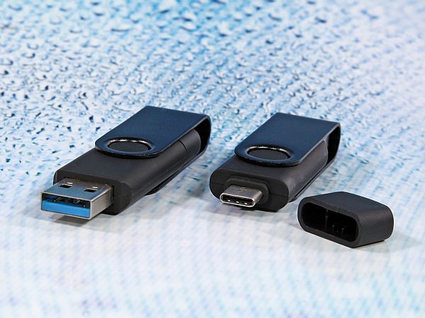 Drehbarer USB-Stick mit Type-C-Anschluss, ideal für individuelle Bedruckungen und vielseitige Verwendung.