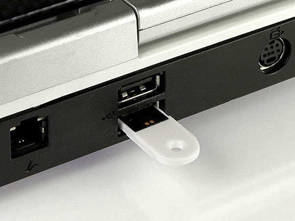 USB-Stick wird in einen Laptop eingesteckt, ideal für Datenspeicherung und individuelle Gestaltung.