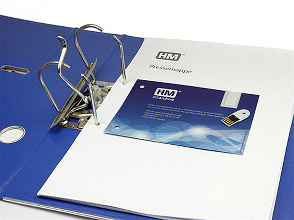 USB-Archivkarte in blauer Pressemappe, geeignet für individuelle Bedruckung und Firmenlogo-Gestaltung.