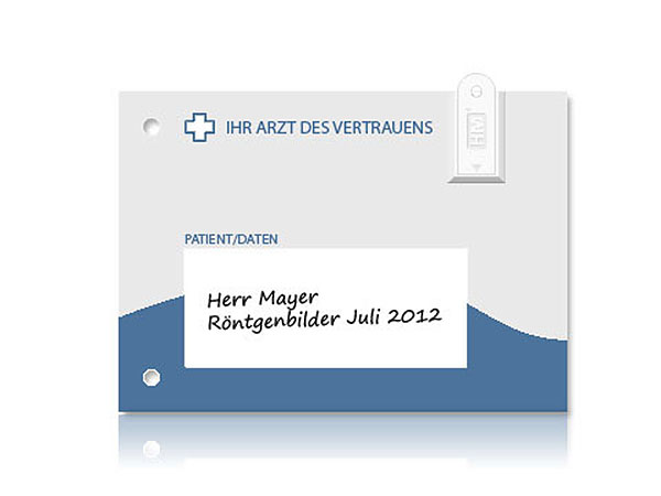 USB-Karte im DIN A6 Format mit individuellem Beschriftungsfeld für Patientendaten und ansprechendem Design.