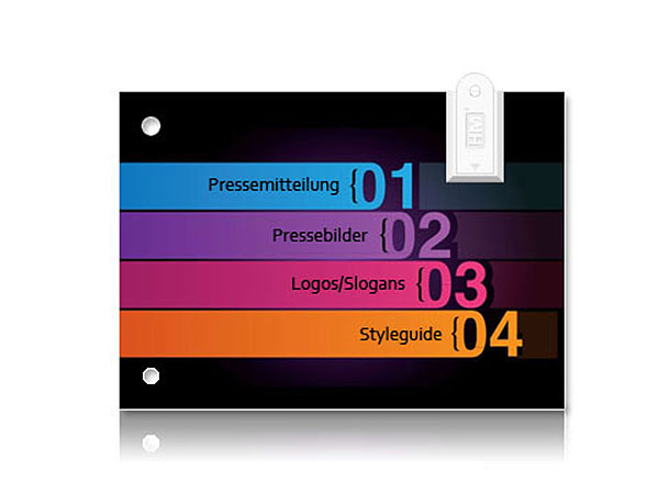 USB-Karte im DIN A6-Format mit vier farbigen Bereichen zur individuellen Gestaltung und Präsentation von Inhalten.