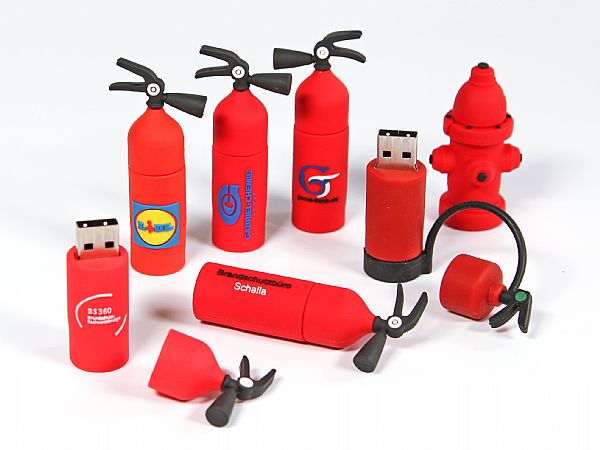 USB-Sticks in Feuerlöscher-Design, ideal für kreative Werbung mit Platz für individuelle Logos.