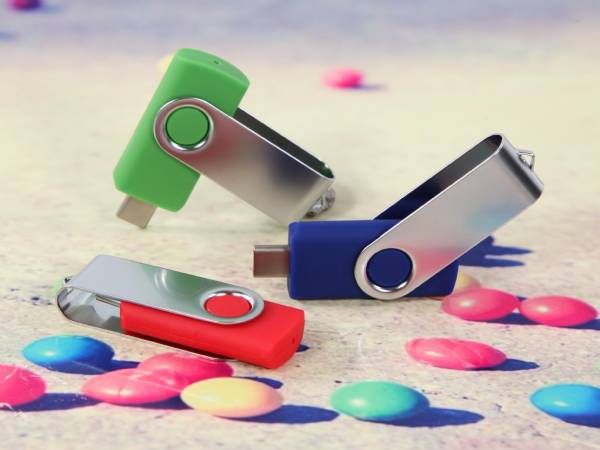 USB-Sticks in lebhaften Farben mit drehbarem Metallgehäuse, ideal für individuelle Bedruckungen und Werbezwecke.