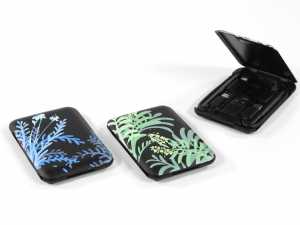 Adapterset mit kreativem, grün-blauem Pflanzenmuster auf schwarzem Gehäuse, ideal für individuelles Branding.