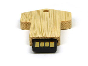 USB-Stick in Form eines Schlüssels aus Holz mit Platz für individuelles Branding und praktischer Nutzung.