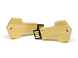 USB-Stick in Form eines Schlüssels aus Holz, ideal für individuell bedruckte Werbung und Firmenlogos.