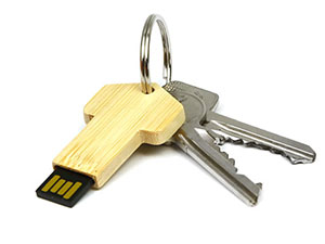 USB-Stick in Form eines Schlüssels aus Holz, ideal für individuelles Branding und praktische Speicherung von Daten.