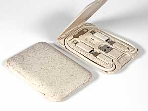 Adapter-Set in natürlichem Design mit USB-Anschlüssen für verschiedene Geräte, praktisch und umweltfreundlich verpackt.