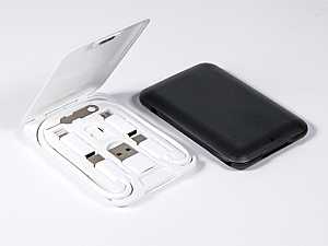 Ladegerät-Set in praktischer Box mit verschiedenen Anschlusskabeln für Smartphones und Tablets. Ideal für unterwegs.