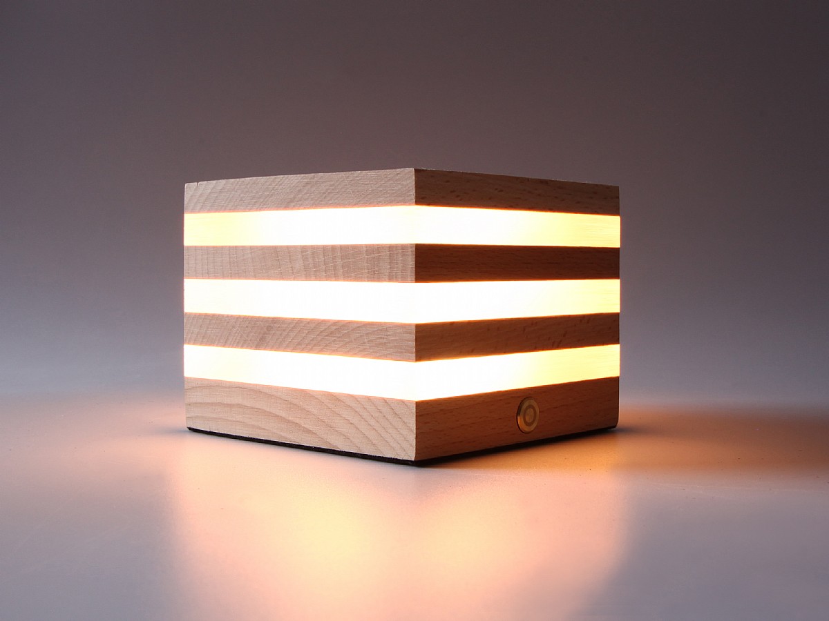 Dimmbare Cubusleuchte aus Holz