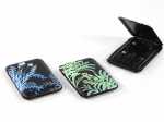 Adapterset mit kreativem, grün-blauem Pflanzenmuster auf schwarzem Gehäuse, ideal für individuelles Branding.