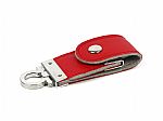 USB-Stick mit rotem Ledergehäuse und stabiler Verschlussmechanik für individuelles Branding. Ideal für Werbung.