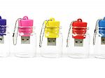 USB-Sticks im Flaschenpost-Design, farbenfrohe Kappen und Platz für individuelles Branding. Ideal für kreative Werbeaktionen.