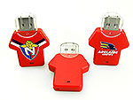 USB-Sticks im Design von Trikots, in auffälligem Rot mit Platz für individuelle Logos und Team-Embleme.