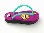 USB-Stick im Flip-Flop-Design mit bunten Motiven und Platz für individuelle Logos. Ideal für kreative Werbeaktionen.