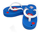USB-Stick in Flip-Flop-Form mit buntem Design und Platz für individuelles Branding. Ideal für kreative Werbeaktionen.