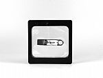 USB-Stick in eleganter Verpackung, ideal für individualisierbare Drucke, präsentiert im klaren Sichtfenster.