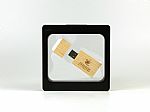 USB-Stick in eleganter Holzoptik, verpackt in einer hochwertigen Box mit Platz für individuelles Branding.