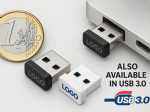 USB-Sticks in schwarz und weiß mit Platz für Logodruck, daneben ein 1-Euro-Münze als Größenvergleich und Hinweis auf USB 3.0 Verfügbarkeit.