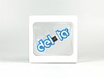 USB-Stick in einer transparenten Verpackung mit blauem Logo, ideal für individuelle Werbeaktionen und Geschenke.