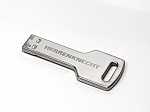 USB-Stick in Form eines Schlüssels aus Metall mit geprägtem Logo und praktischem Schlitz für Schlüsselanhänger.