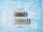 Zwei USB-Sticks in silbernem Metall, eine kurze (35 mm) und eine lange Version (42 mm), auf einer technischen Zeichnung.