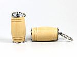 USB-Stick in Form eines Holzfasses mit metallischen Akzenten, ideal für individuelle Unternehmenspräsentationen.