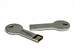 USB-Stick in Form eines Schlüssels mit gebürstetem Metallfinish und Platz für eine individuelle Logo-Gravur.